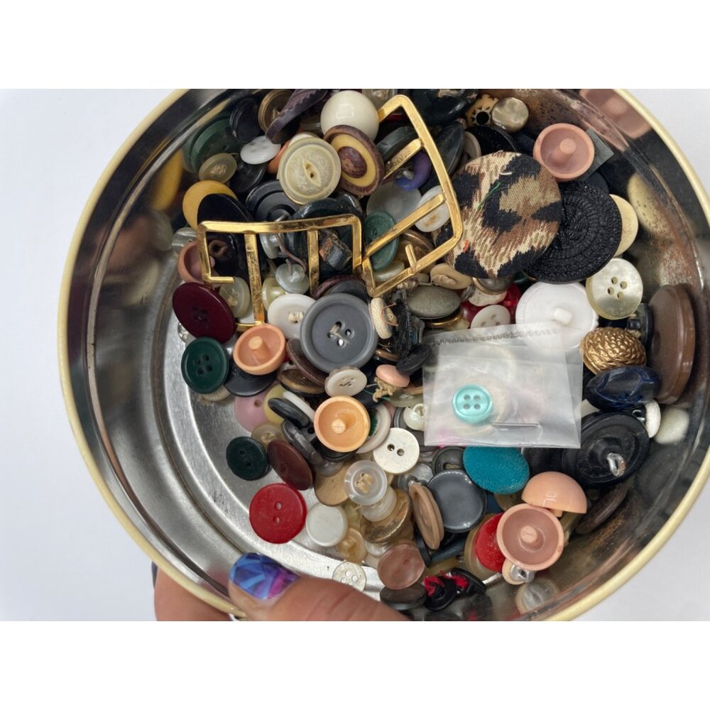 Lot of Vintage Sewing Buttons in Tin Can - Picture 6 of 6